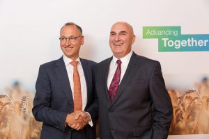 Werner Baumann (left), CEO of Bayer AG, and Hugh Grant, Chairman and Chief Executive Officer of Monsanto Courtesy of Bayer