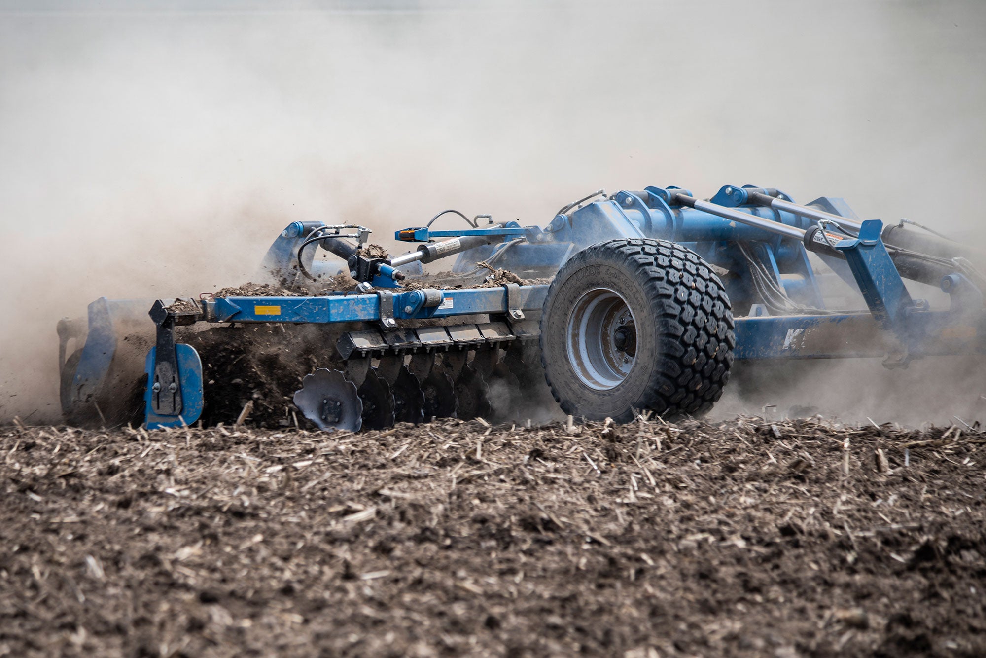Whether working ground for fall tillage or spring, the KINZE Mach Till seri...