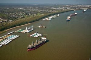 usda-barge-ship-traffic-mississippi-river