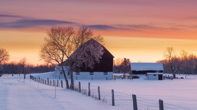 farmhouse-snowy-christmas-winter