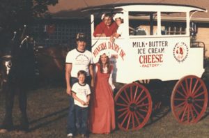 1983-Family-Photo-with-Minerva-Buggy