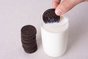 oreo-dunking-milk-DreamerCompany