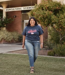 Jasmine-Flores-California-State-graduate-2022