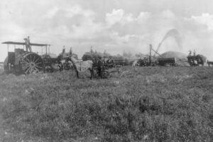 threshing-north-dakota-farm-1920s