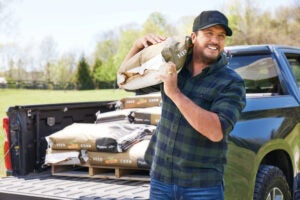 Luke-Bryan-Farm-Tour_Bayer