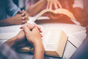 christians-praying-bible