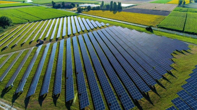 solar-farm-rural-farmland